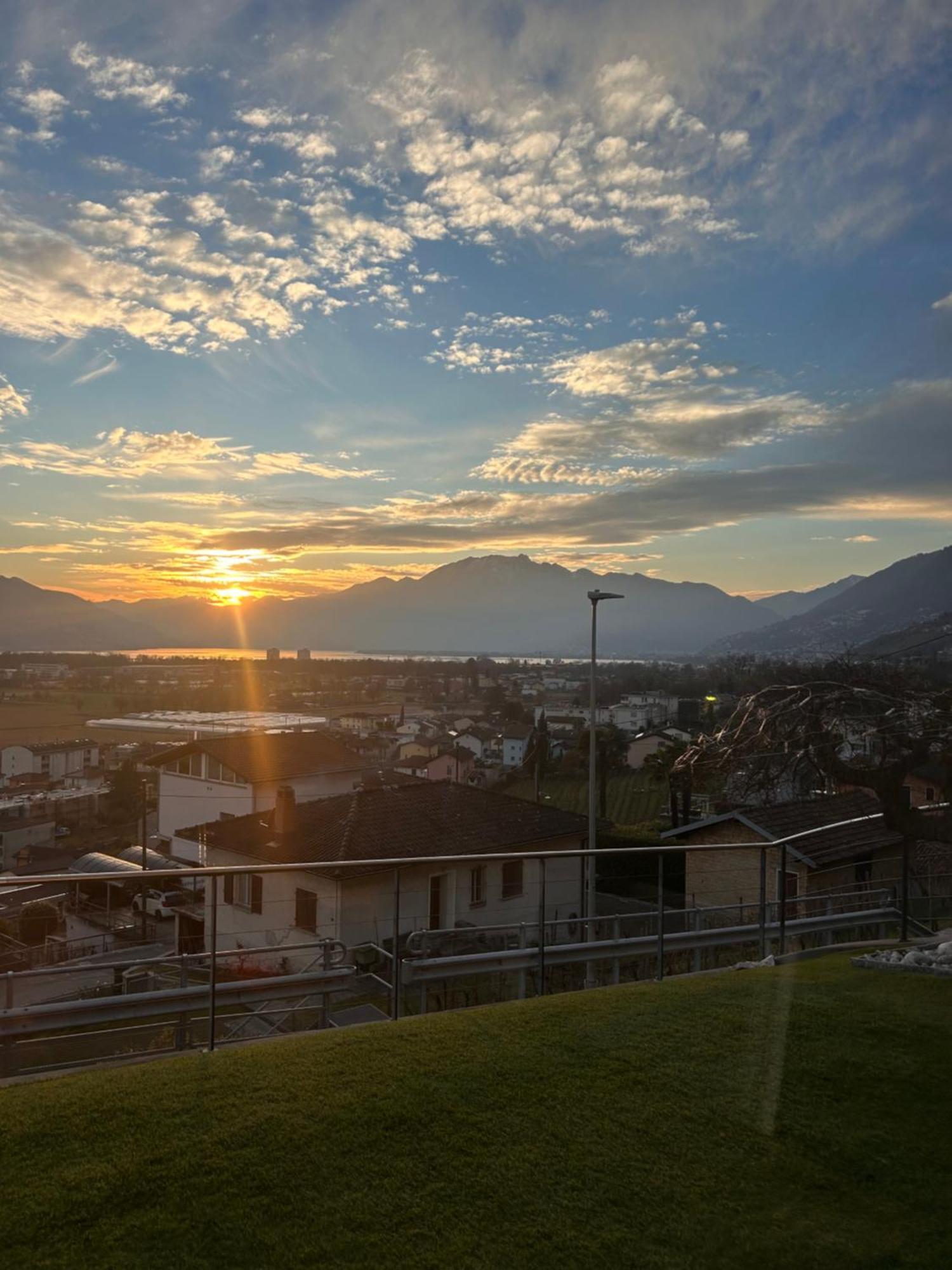 Moderno Bilocale Vista Lago Maggiore Gordola Exterior foto